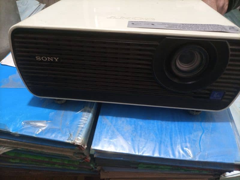 Sony VPL-EX100 XGA Projector 3