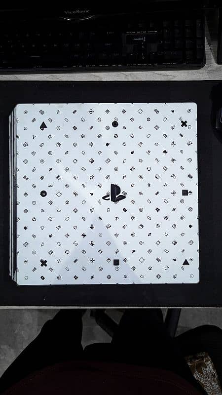 PS4 Pro 1tb for Sale with Box and original accessories 1