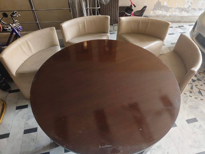 4 seater circular dinning table 4