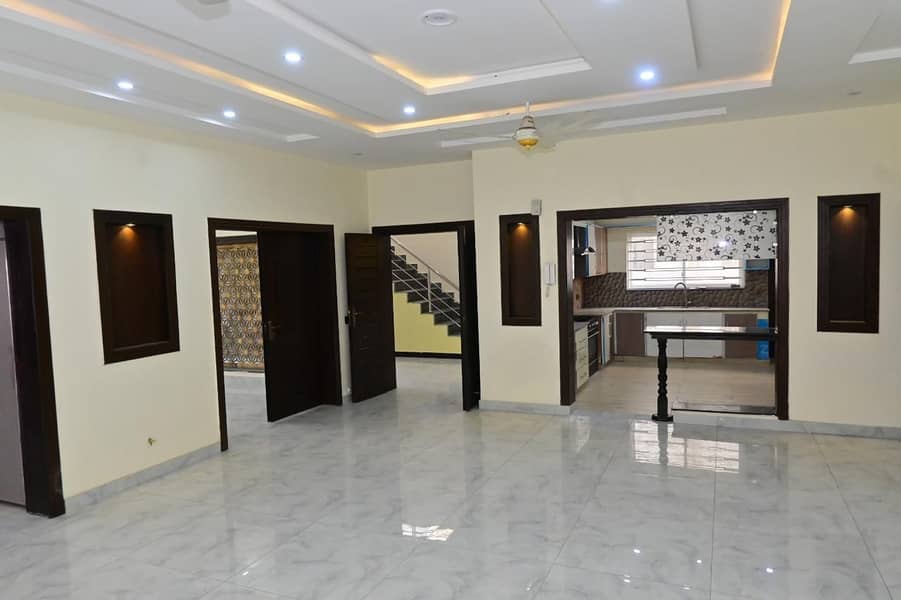 Slightly Used House for Sale in Prime Location, Bahria Town, Lahore 4