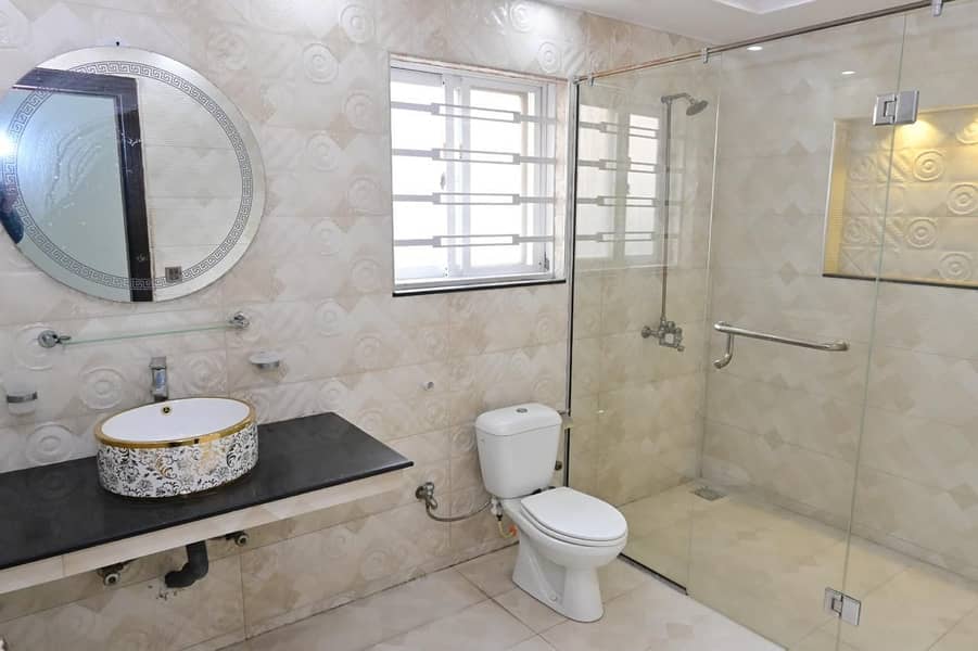 Slightly Used House for Sale in Prime Location, Bahria Town, Lahore 5