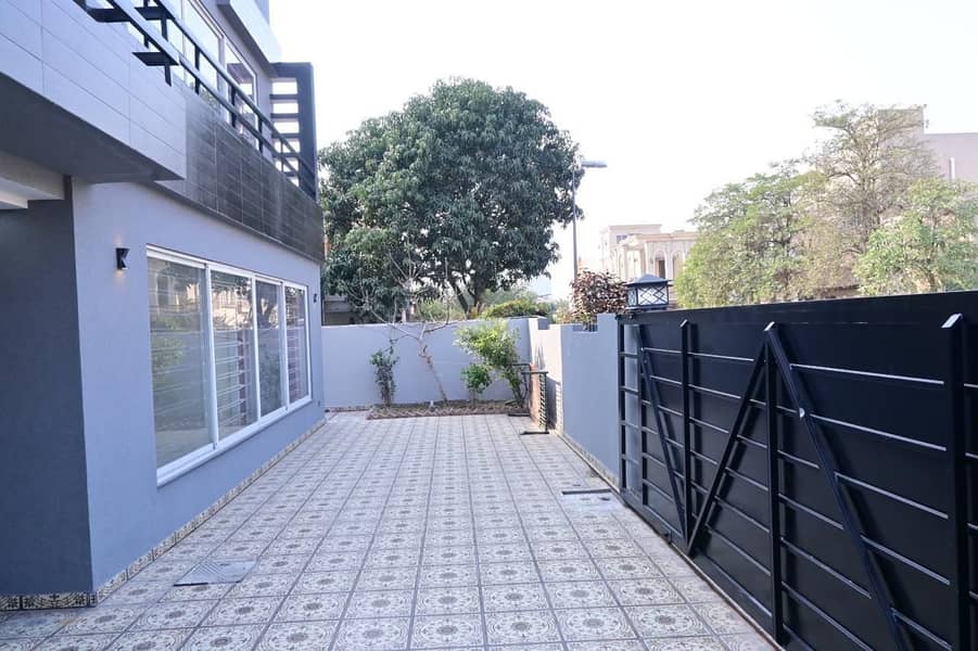 Slightly Used House for Sale in Prime Location, Bahria Town, Lahore 6