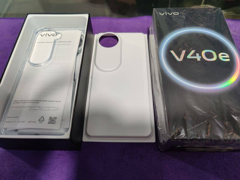 Vivo V40e green and bronze 0