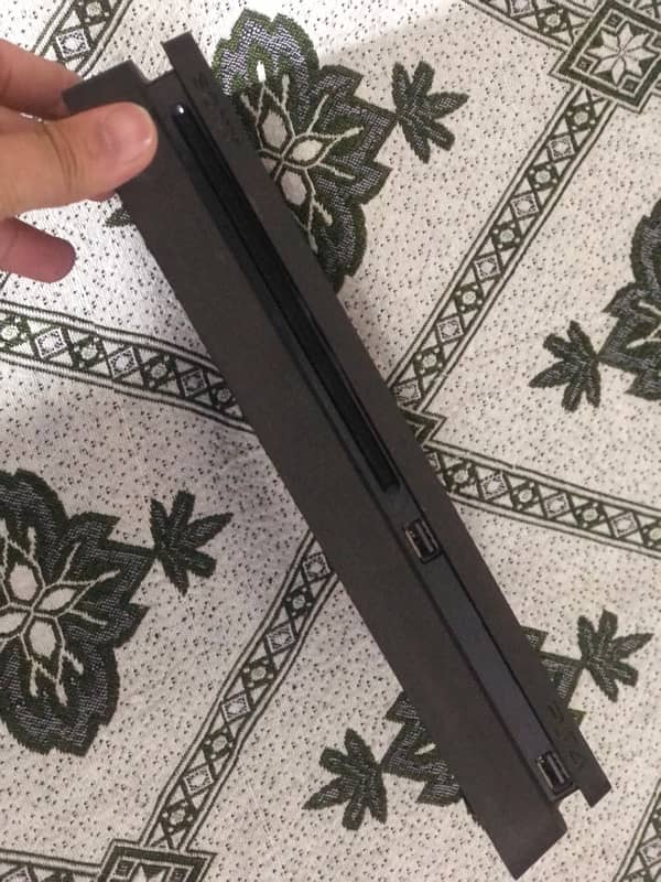 PlayStation 4slim with two controllers and two games never open 0