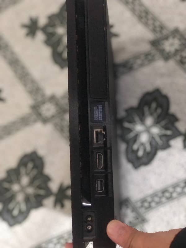 PlayStation 4slim with two controllers and two games never open 1