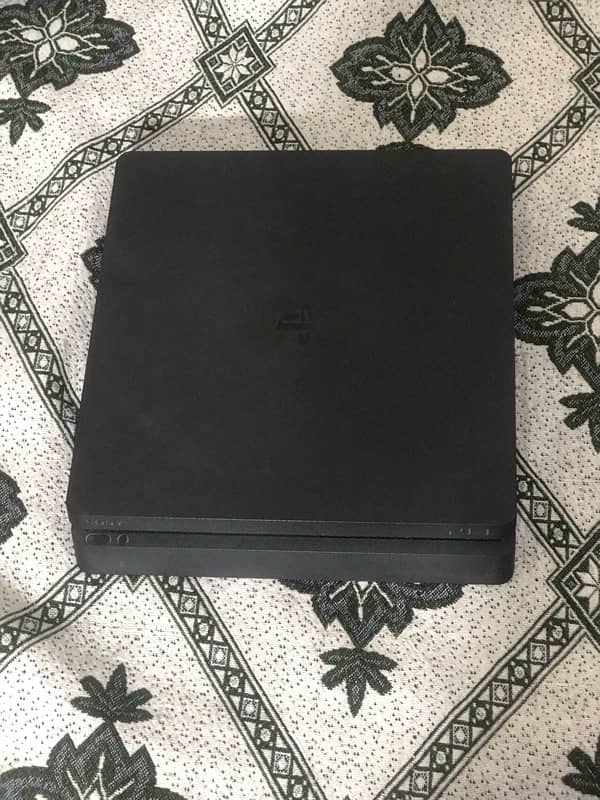 PlayStation 4slim with two controllers and two games never open 5