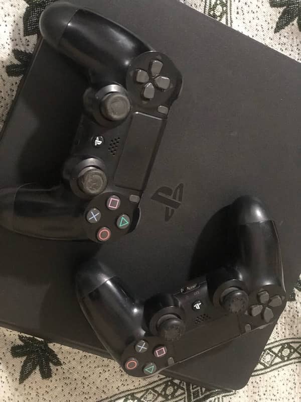 PlayStation 4slim with two controllers and two games never open 6