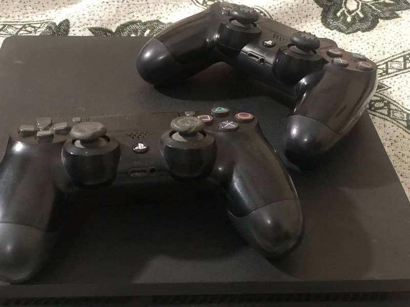 PlayStation 4slim with two controllers and two games never open 7