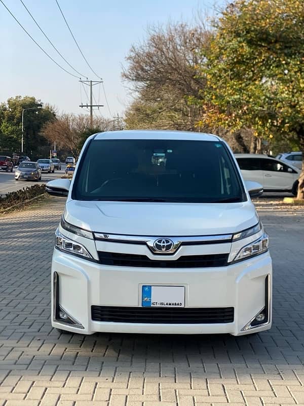 Toyota Voxy 2017 Hybrid 0