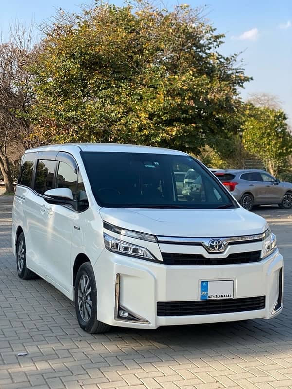 Toyota Voxy 2017 Hybrid 3