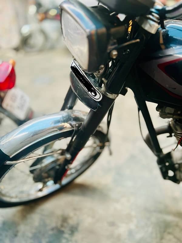 Honda 125 Condition apky samny hain Book +Invice Yamha Center 1