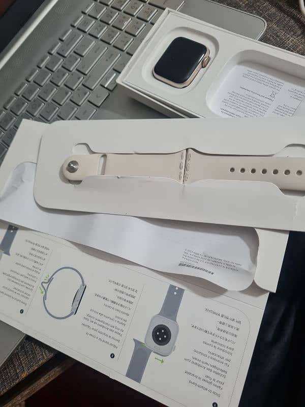 Apple Watch SE (2nd Gen) 0