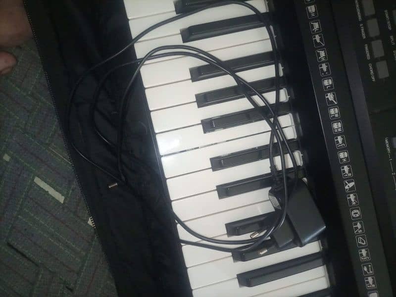 urgent sale new condition hai. keyboard 4