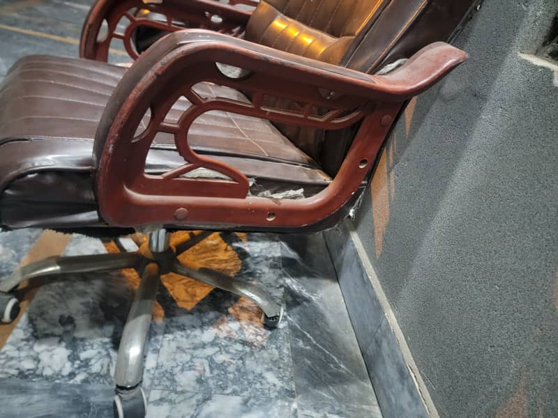 2 Chairs for sale 1 year used repair required 3