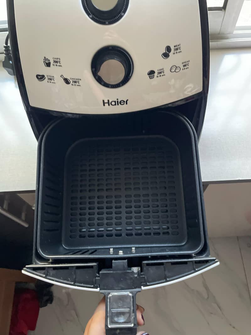 Barely used Haier Air fryer HAF40W 1