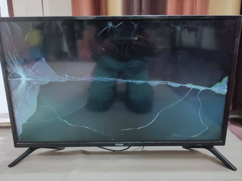 Haier 32" LED TV (Broken Panel) 1