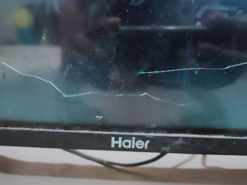 Haier 32" LED TV (Broken Panel) 2