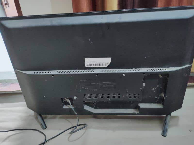 Haier 32" LED TV (Broken Panel) 3