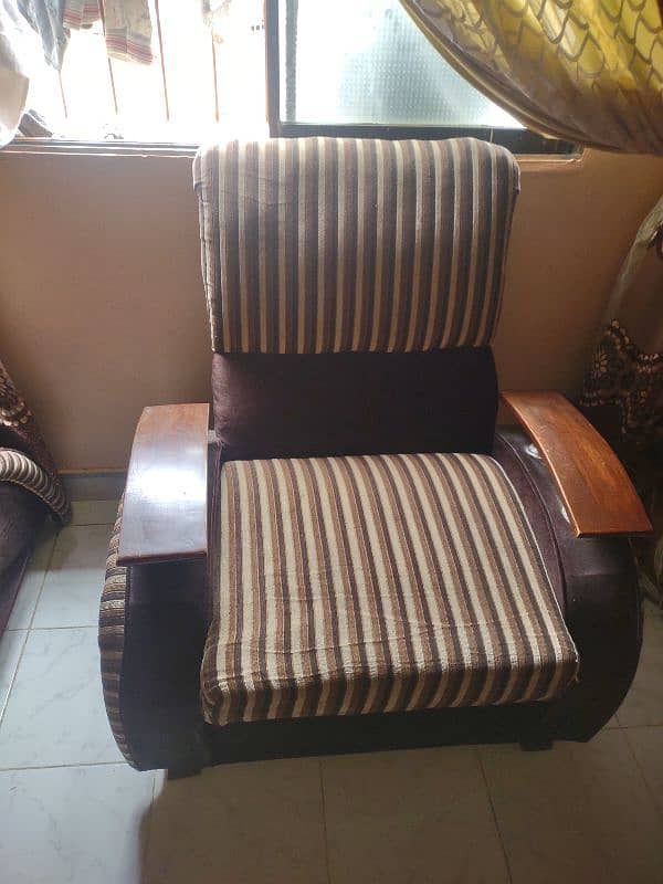 5 seater sofa set with table and cover  used only 4 years 0