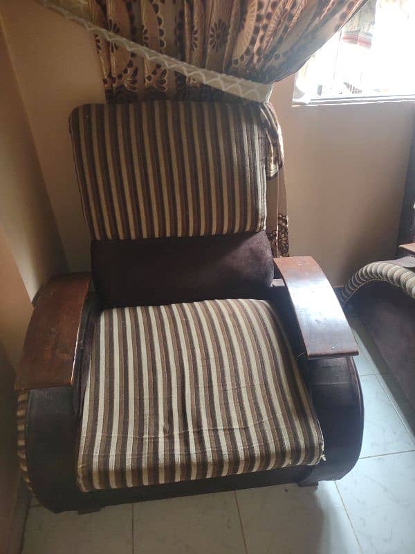 5 seater sofa set with table and cover  used only 4 years 3