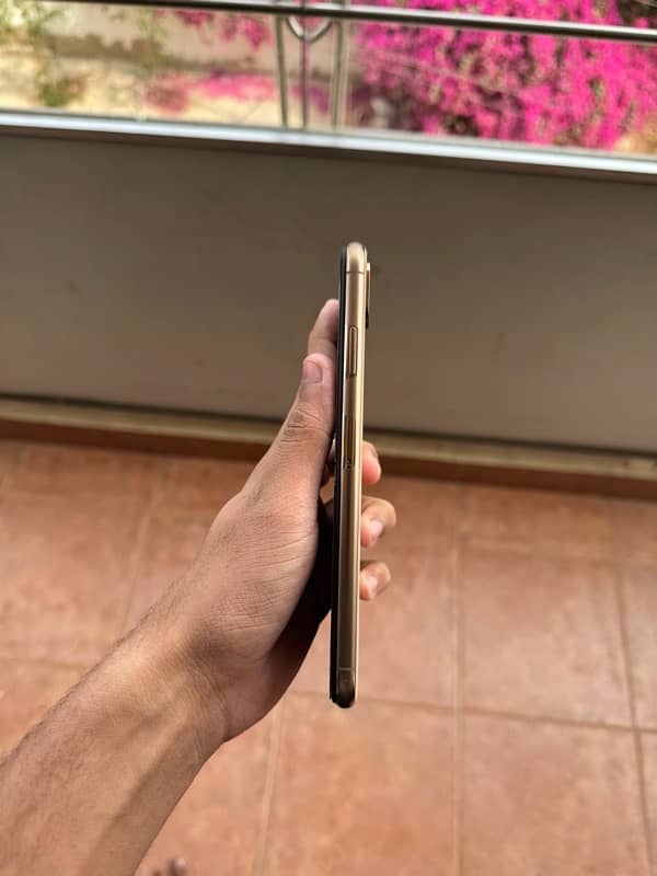 iPhone Xs Max 64gb HK Dual Physical PTA Approved With Box 1