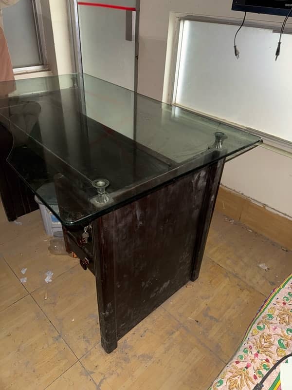 selling my Office table at a good price 0