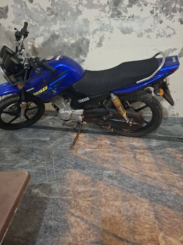 ybr 125G all ok lush condition new bike sialkot number 1