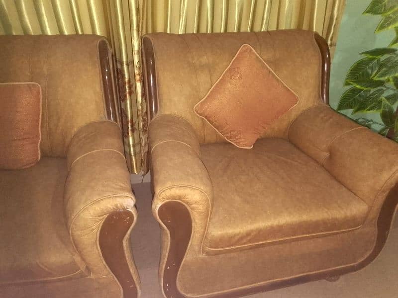 I AM SELLING 5 SEATERS SOFA. 3