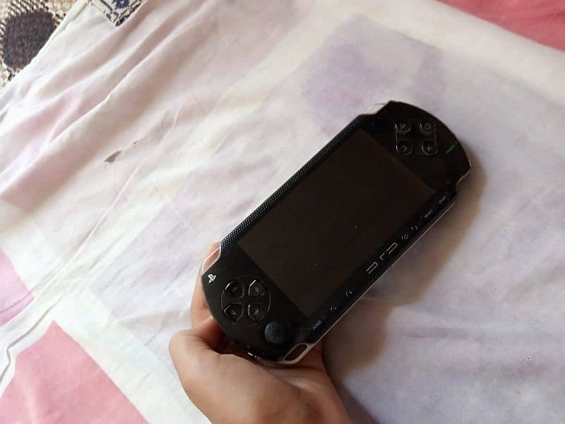 PSP 1000 with 3 games 11