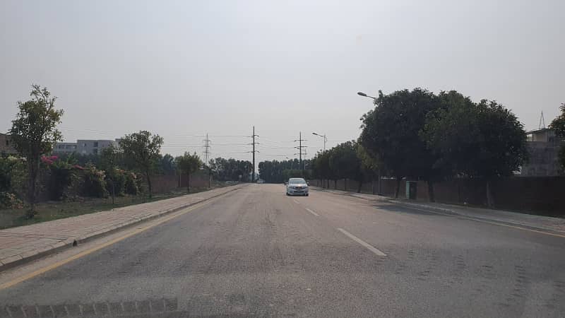 Investment Alert! 5 Marla Plot | 100 Ft Road | Bahria Town Lahore 14