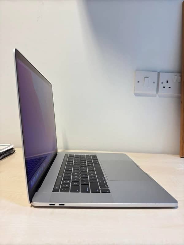 Macbook Pro 2016 Late with Touchbar 2