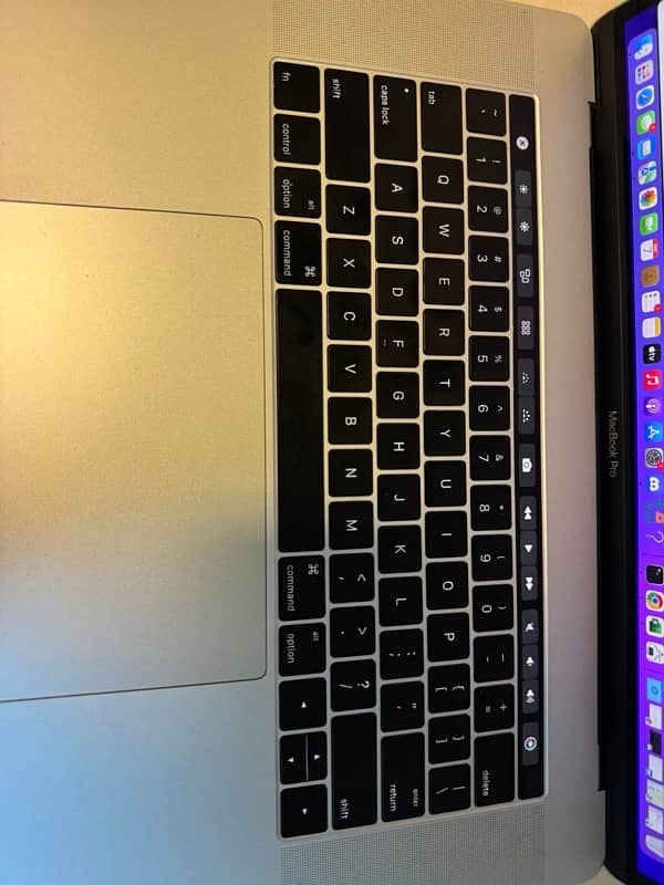 Macbook Pro 2016 Late with Touchbar 3