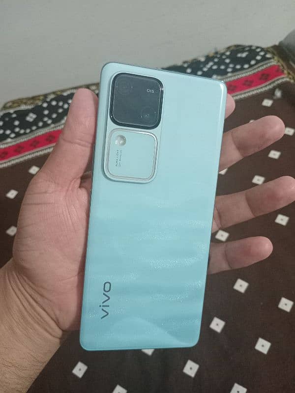 vivo V30 untouch full waranty. . 2