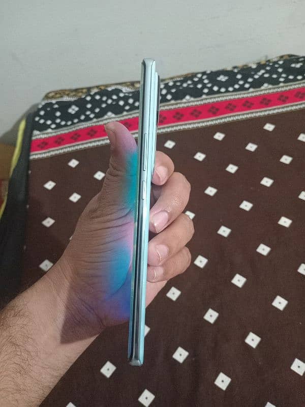 vivo V30 untouch full waranty. . 4