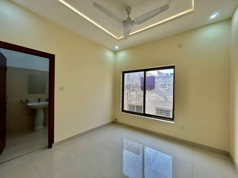 5 Marla Used House For Sale In Bahria Town Lahore 4