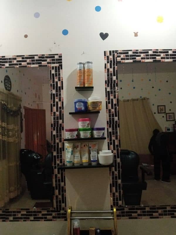 beauty salons urgent Saman for sale contact me this number 03084412422 3