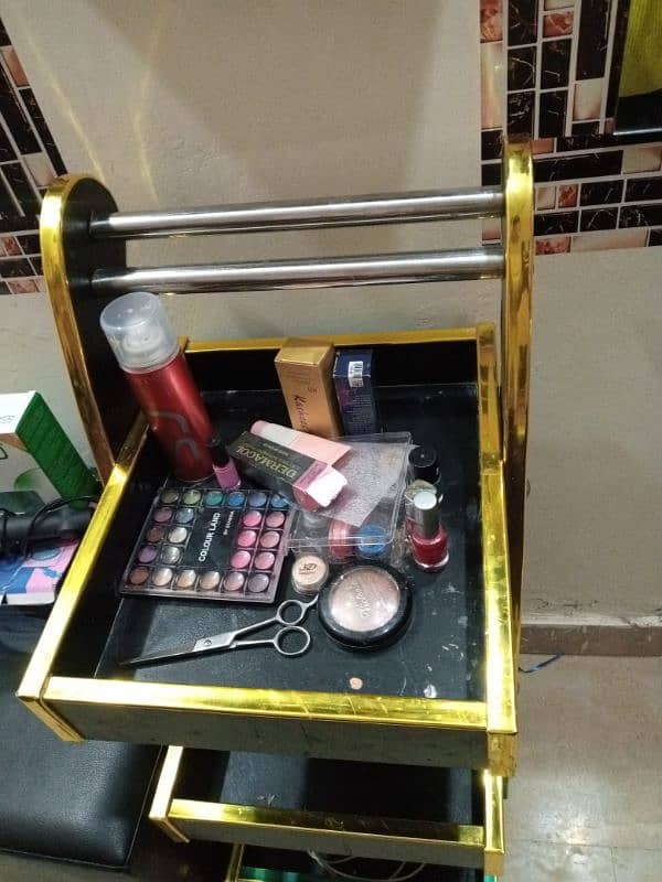 beauty salons urgent Saman for sale contact me this number 03084412422 4