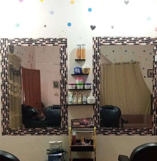 beauty salons urgent Saman for sale contact me this number 03084412422 7