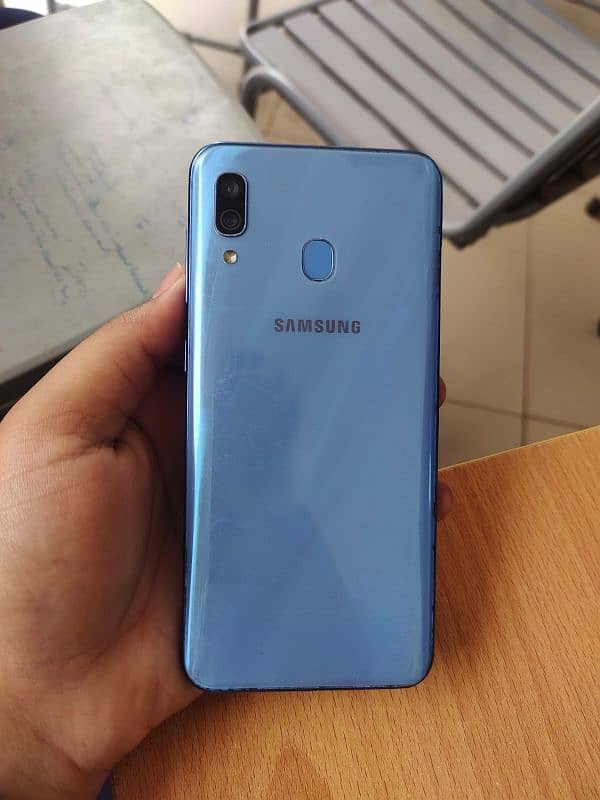 Samsung Galaxy A30 with full box original charger 0