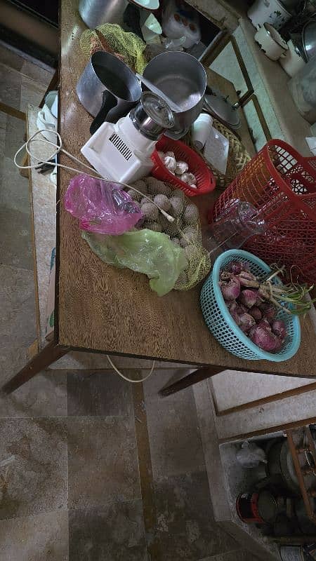 Old dinning table with 6 chairs 0