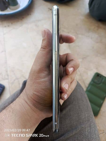 OnePlus 8T screen hair line 4