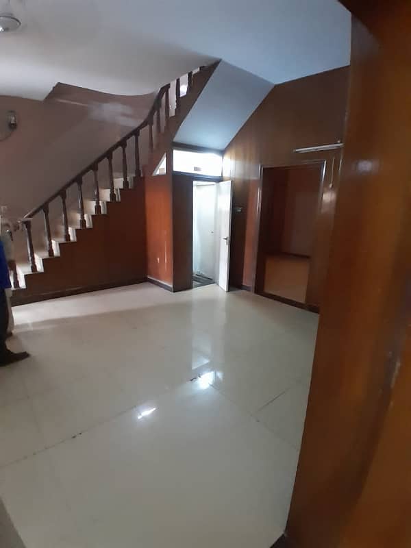 10MARLA HOUSE AWAILABLE FOR SALE IN MODEL TOWN BLOCK M 5