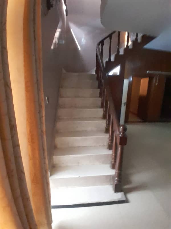 10MARLA HOUSE AWAILABLE FOR SALE IN MODEL TOWN BLOCK M 11