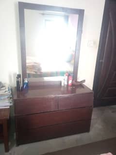 Dressing table urgent sale krna hy.