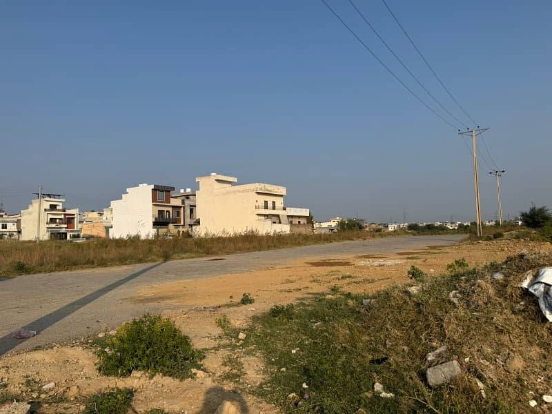 E-Block Major Road Solid Plot Available At Very Reasonable Rate 6