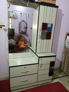 dressing table nd single piece divider