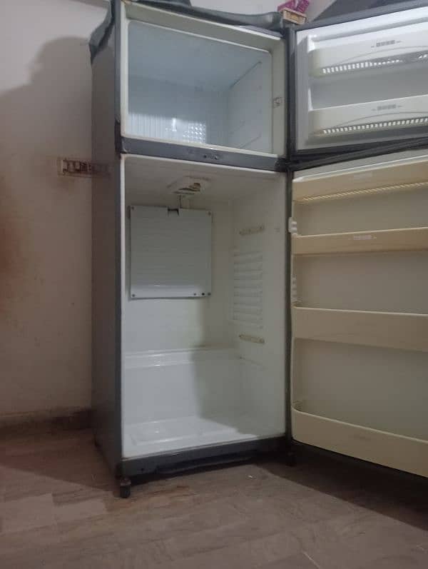 Dawlance refrigerator in Good Condition 5