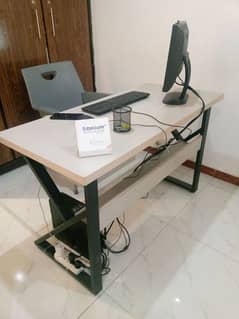 Office table in good condition