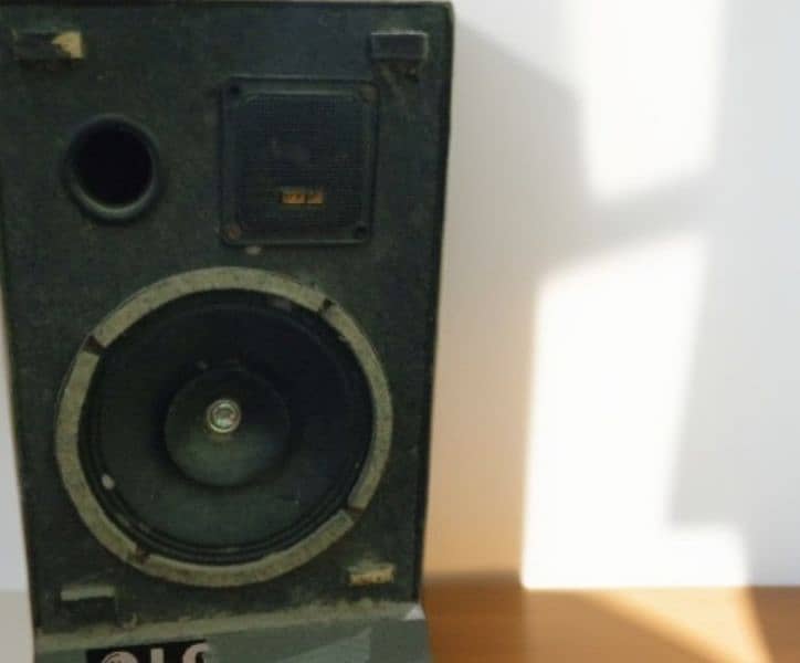 For Sale: 2 Speakers + 1 Amplifier (Used) – Great Sound System! 1