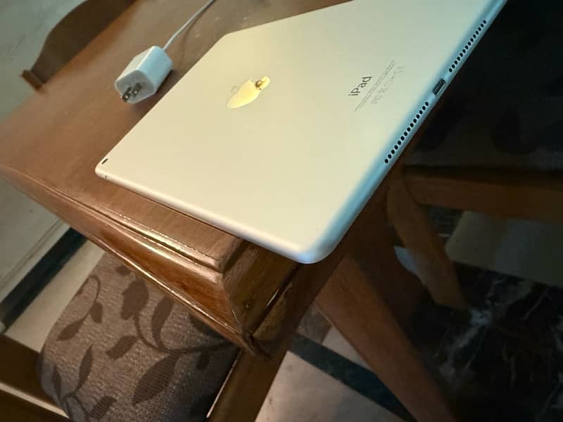 iPad Air 2 128 GB in Neat & Clean Condition 3